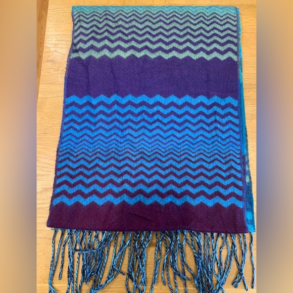 Cashmink by Fraas. Gorgeous and soft scarf. - Picture 2 of 6